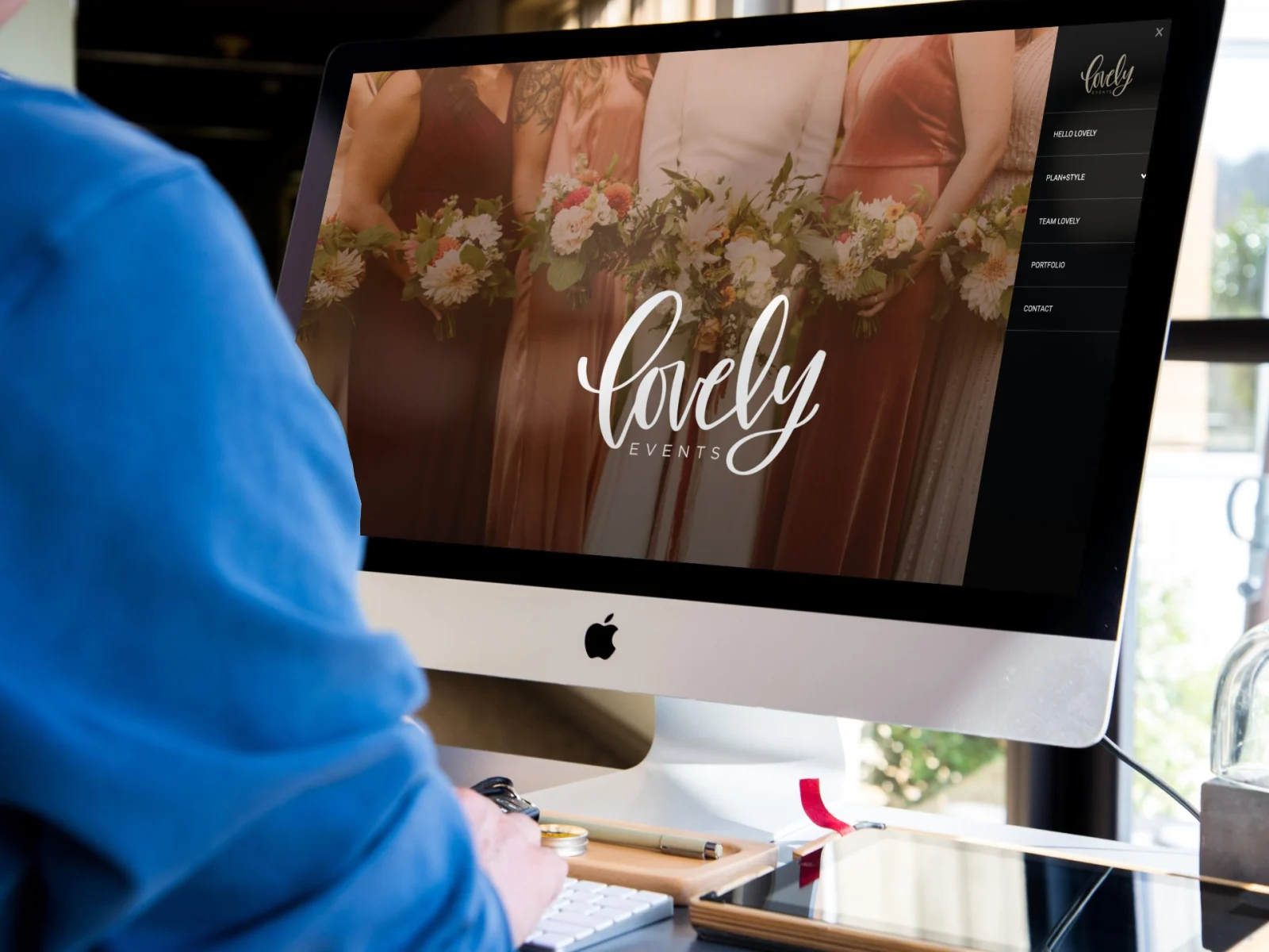 Sitio de wedding planner en una computadora de escritorio
