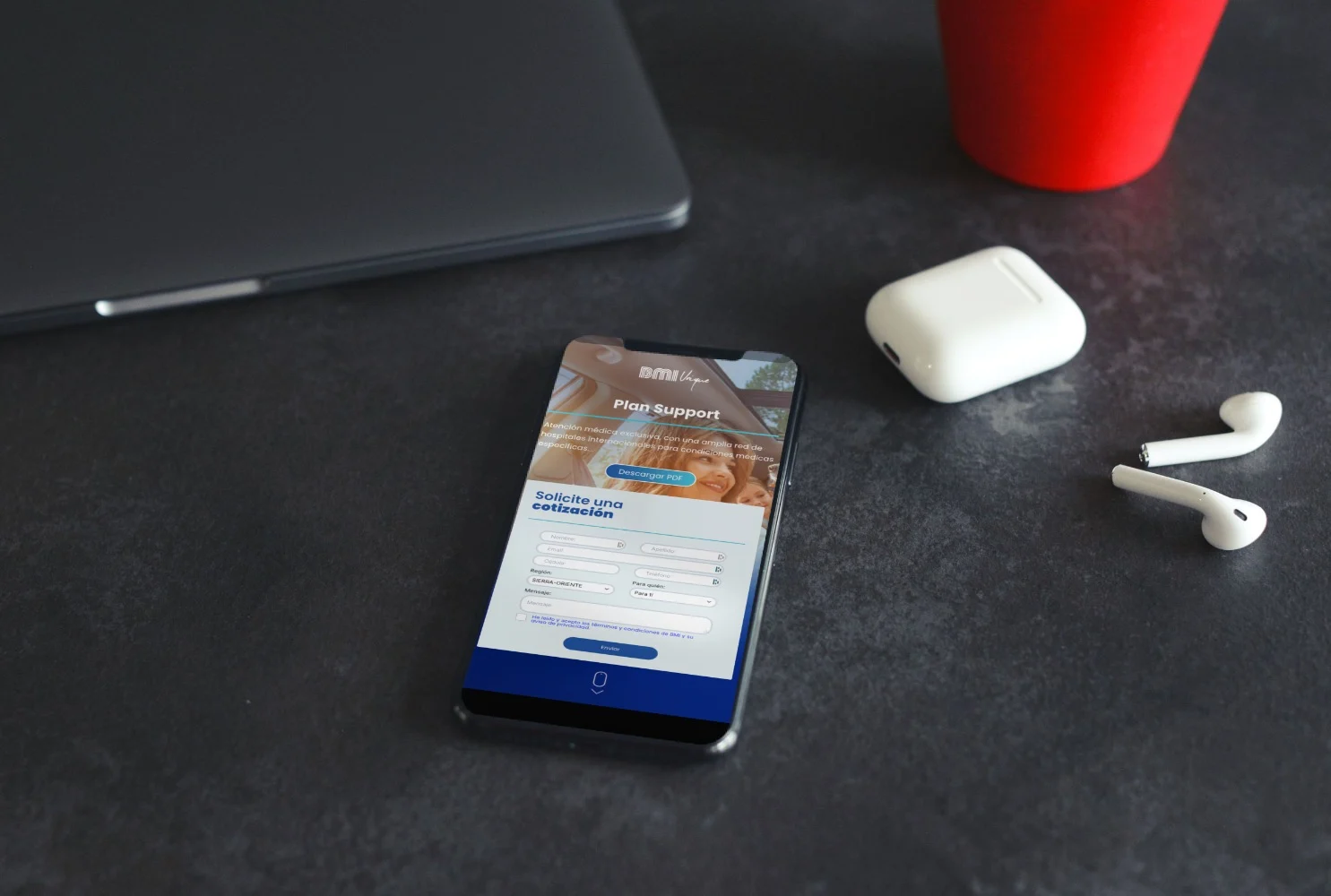 Landing page de seguros en un teléfono