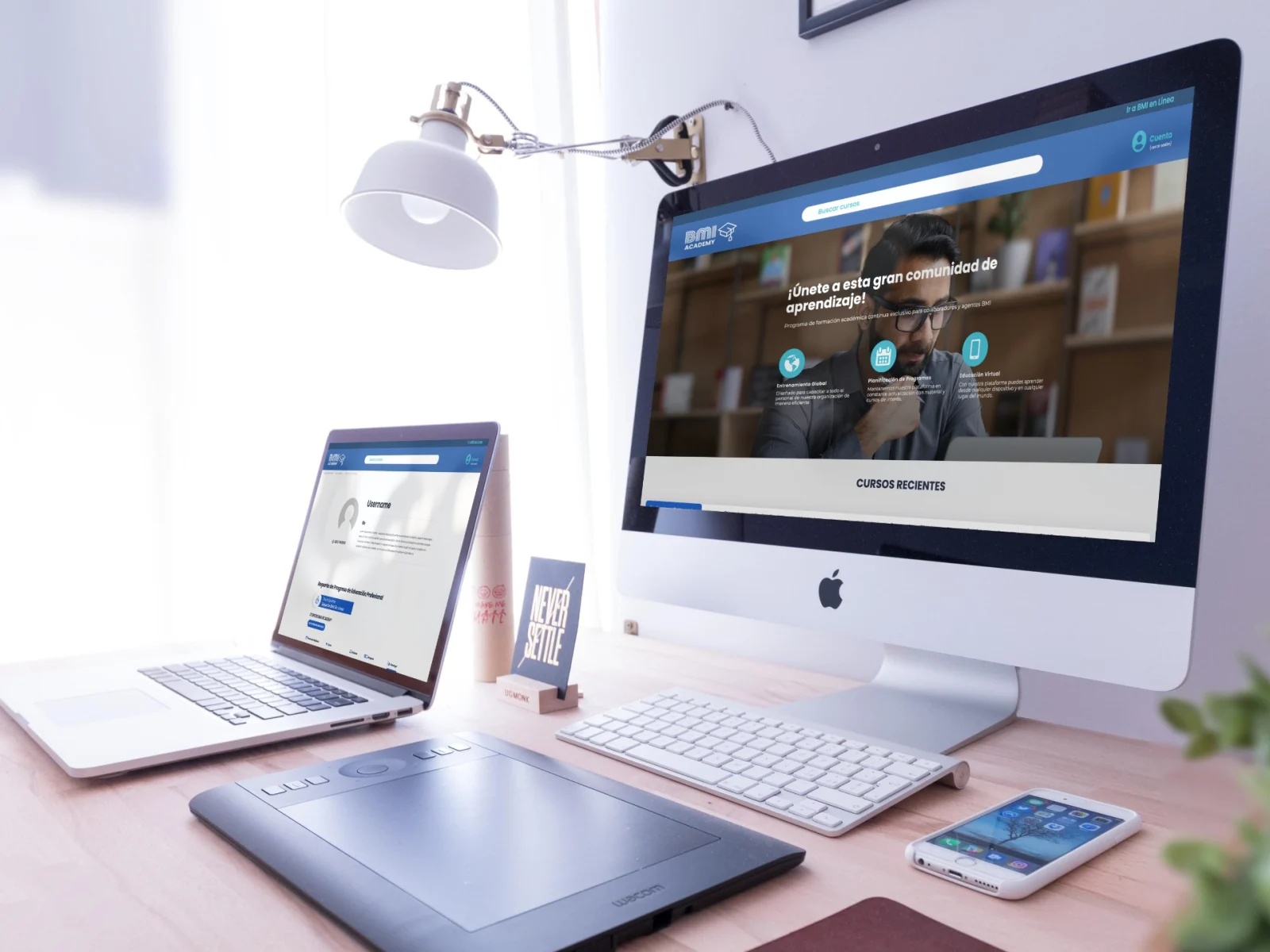 Plataforma de cursos en una computadora de escritorio