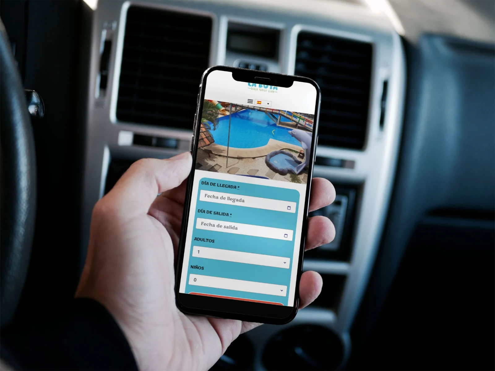 Sitio de reservas de hotel en un teléfono
